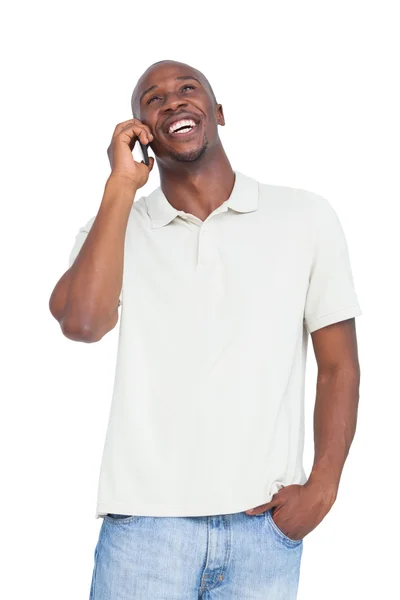 Człowiek śmiechu podczas rozmowy przez telefon — Zdjęcie stockowe