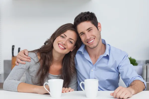 Pareja abrazándose en la cocina —  Fotos de Stock