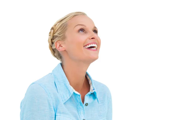 Mujer rubia sonriendo y mirando hacia arriba —  Fotos de Stock