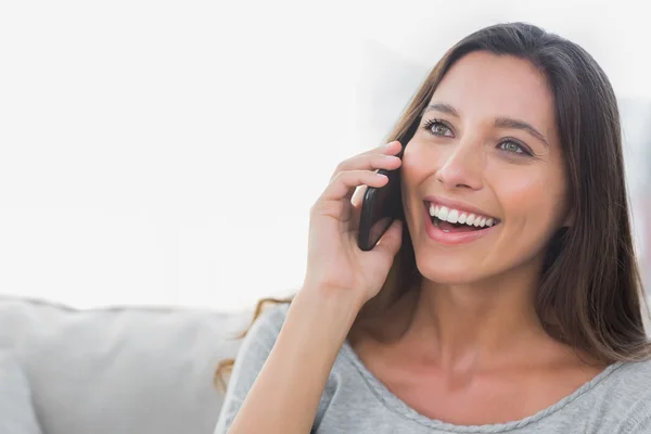 Femme riant pendant qu'elle est au téléphone — Photo