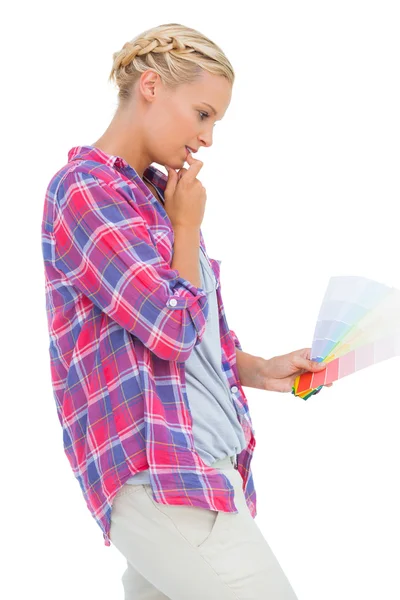 Koncentrerad ung kvinna titta på färgkartor — Stockfoto
