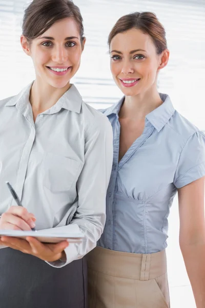 Jóvenes empresarias sonriendo a la cámara — Foto de Stock