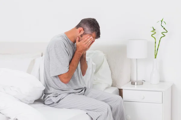 Resaca hombre sosteniendo su cabeza — Foto de Stock