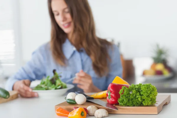 Mujer bonita comiendo una ensalada vegetariana —  Fotos de Stock