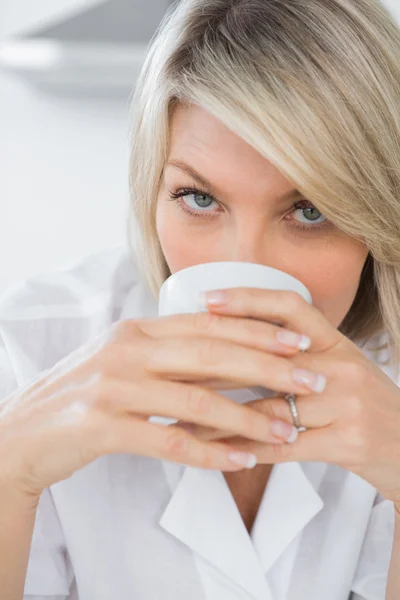 Glückliche Frau, die am Morgen Kaffee schlürft — Stockfoto