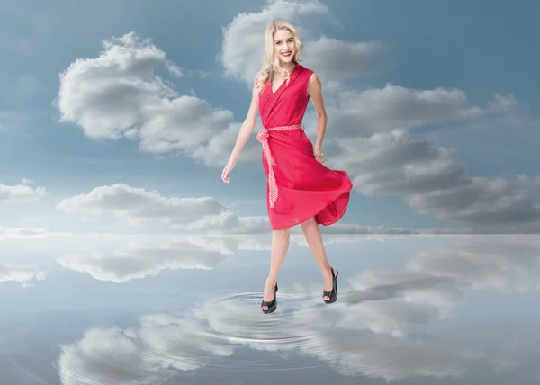 Mujer de moda caminando en un charco — Foto de Stock