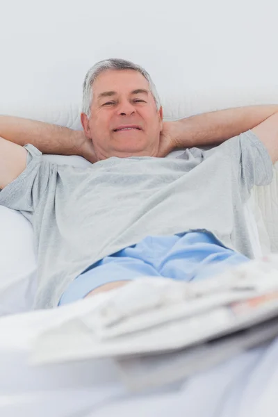 陽気な男性のベッドでリラックス — ストック写真