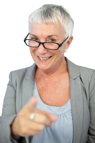 Frau mit Brille zeigt auf Kamera — Stockfoto