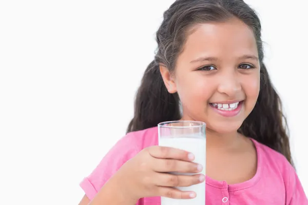 小さな女の子の牛乳を飲んで笑みを浮かべてください。 — ストック写真