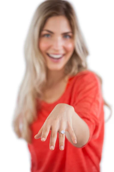 Junge Frau zeigt ihren Verlobungsring — Stockfoto