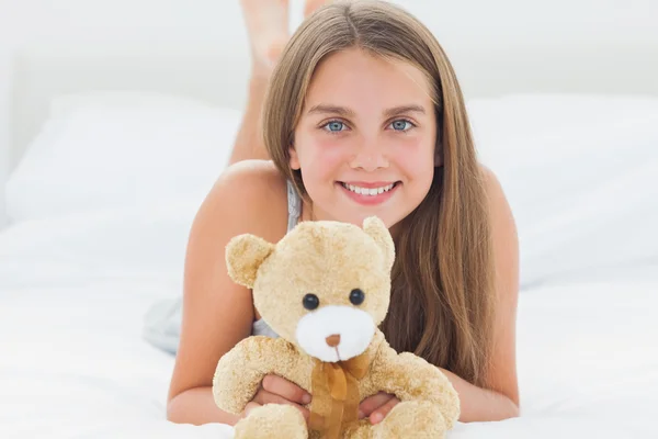 Menina bonito segurando um ursinho de pelúcia — Fotografia de Stock