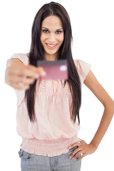 Morena feliz mostrando seu cartão de crédito para a câmera — Fotografia de Stock