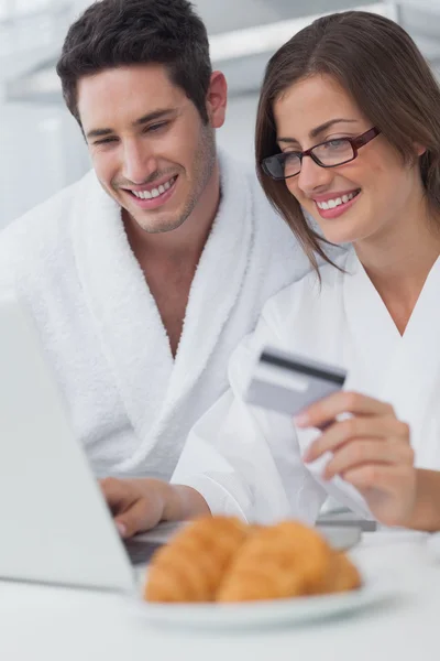 Schönes Paar kauft online ein — Stockfoto
