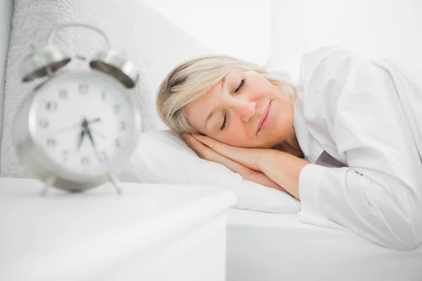 Mulher dormindo na cama pacificamente — Fotografia de Stock