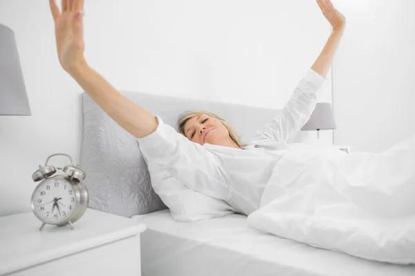 Bien descansada mujer despertando y stetching — Foto de Stock