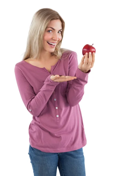 Jonge vrouw presenteren een appel — Stockfoto