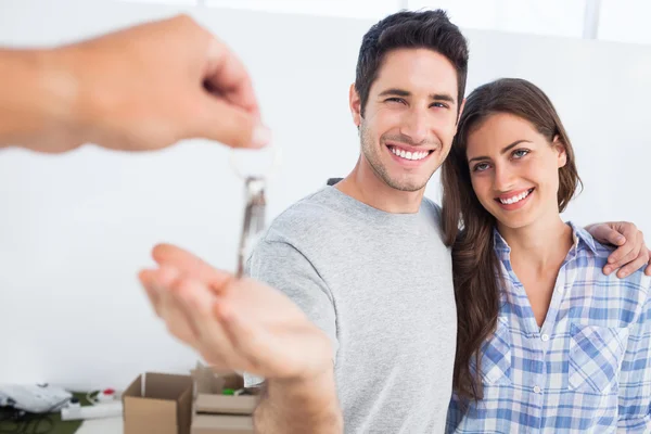 Homem feliz sendo dado uma chave da casa — Fotografia de Stock