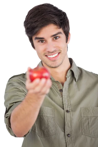 Νεαρός άνδρας που δείχνει ένα μήλο — Φωτογραφία Αρχείου