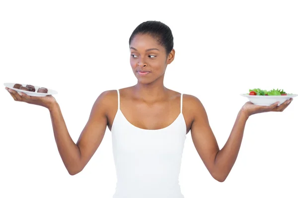 Mujer que decide comer sano o no —  Fotos de Stock