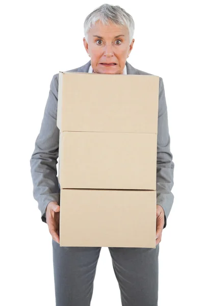 Empresaria sosteniendo pesadas cajas de cartón — Foto de Stock
