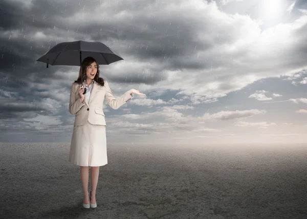 Sofisticada empresária segurando um guarda-chuva — Fotografia de Stock