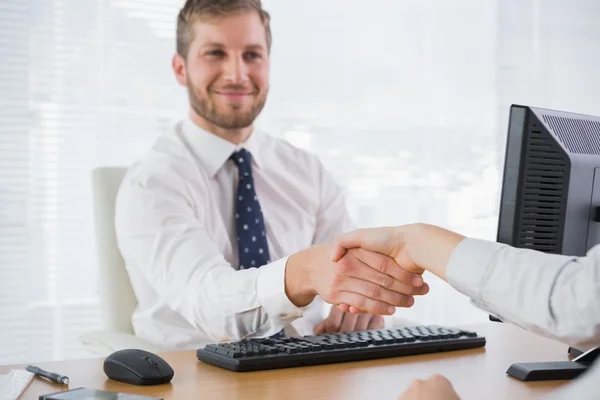 Empresário feliz apertando as mãos com um colega de trabalho — Fotografia de Stock