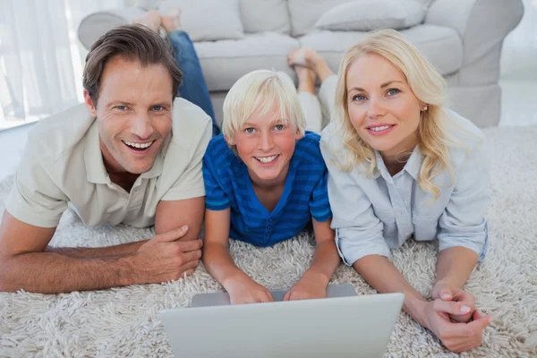 Porträt von Sohn und Eltern am Laptop — Stockfoto