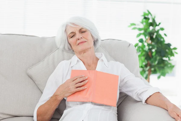 Mujer durmiendo mientras leía — Foto de Stock