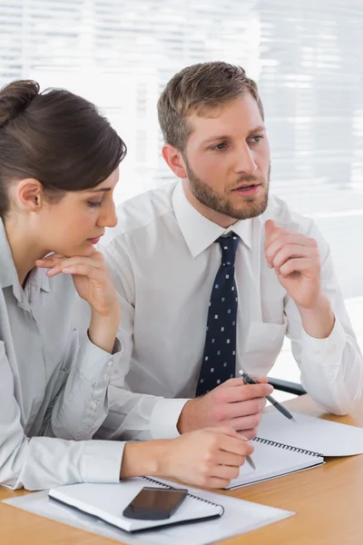 Uomini d'affari che discutono documenti — Foto Stock