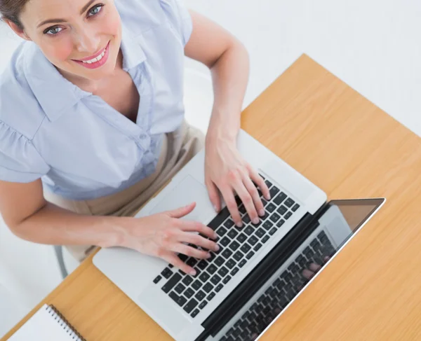 Bella donna d'affari digitando sul suo computer portatile e sorridendo a è venuto — Foto Stock