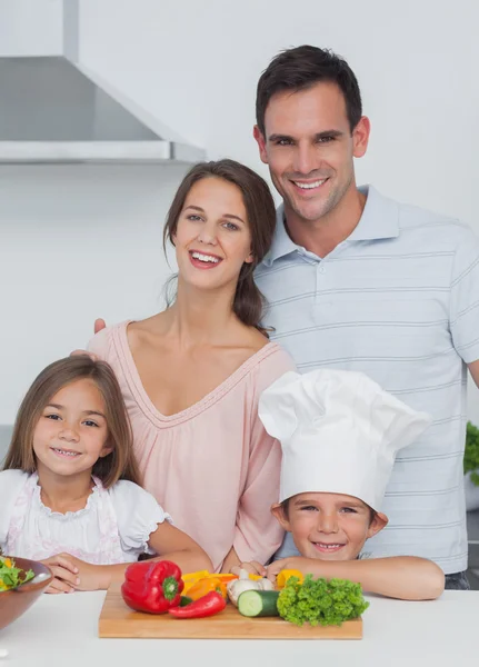 Beautiful family standing in the kitchen — Stock Photo, Image