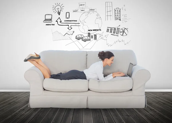 Veselá podnikatelka leží na gauči — Stock fotografie