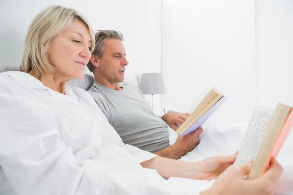 Ontspannen paar boeken in bed te lezen — Stockfoto