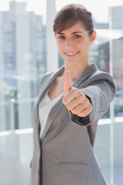 Mujer de negocios sonriente dando el pulgar hacia arriba — Foto de Stock