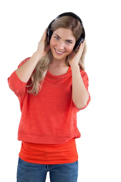 Uśmiechnięta kobieta słuchająca muzyki — Zdjęcie stockowe