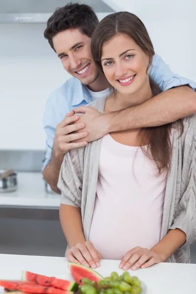 Hombre abrazando a su esposa embarazada — Foto de Stock