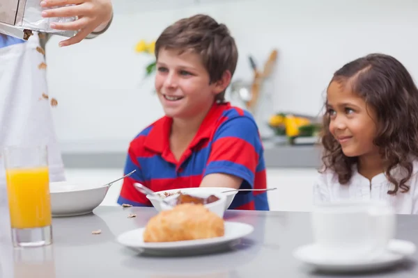 Syskon med frukost — Stockfoto