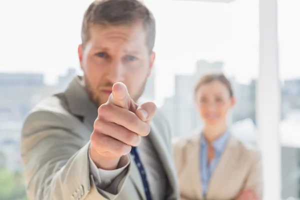 Hombre de negocios enojado apuntando a la cámara — Foto de Stock