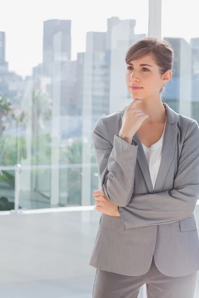 Pensativa mujer de negocios de pie —  Fotos de Stock