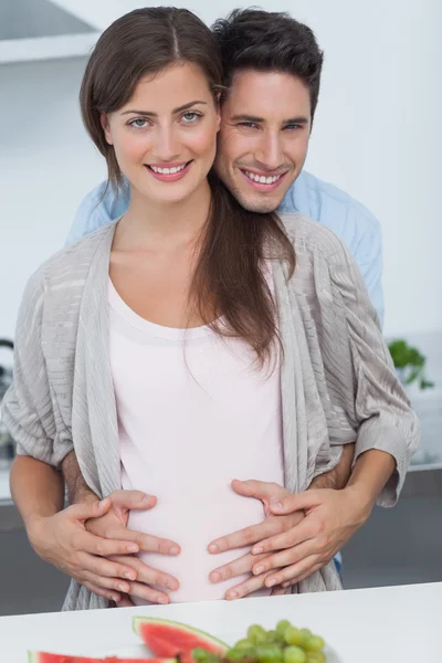 Мужчина с животом беременной жены — стоковое фото