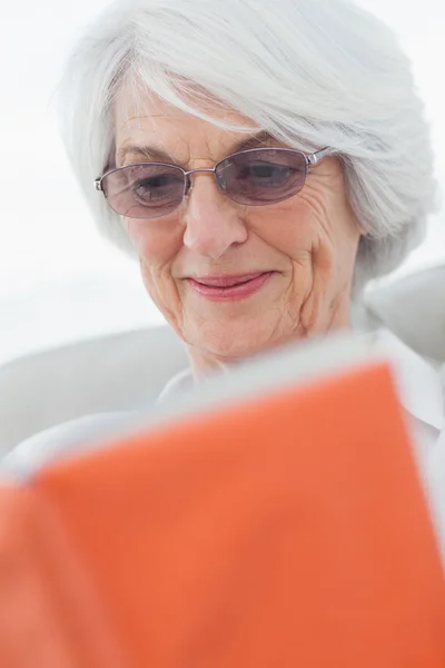 Gepensioneerde vrouw lezen van een boek — Stockfoto