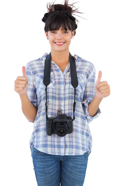 Mujer con cámara mostrando pulgares hacia arriba — Foto de Stock