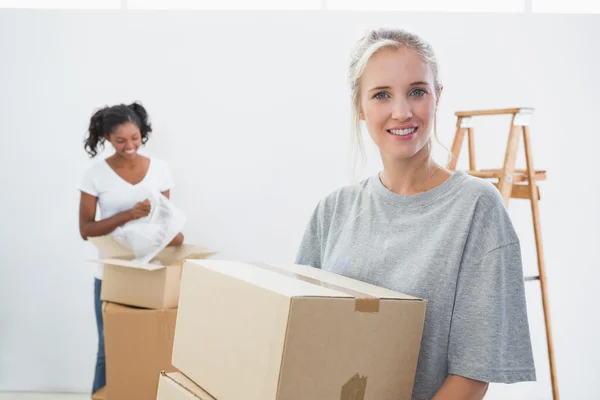 Pretty young housemates moving into new home — Stock Photo, Image