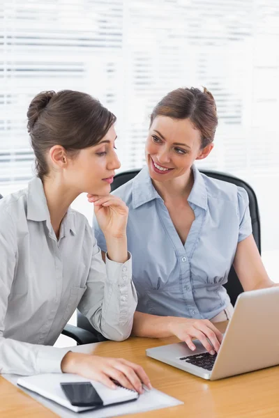 Femmes d'affaires travaillant ensemble sur un ordinateur portable — Photo