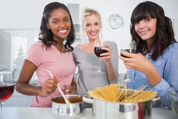 Cheerful friends making spaghetti dinner together and drinking r — Stock Photo, Image