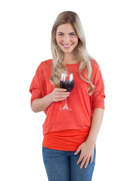 Blonde vrouw die houdt van een glas wijn — Stockfoto