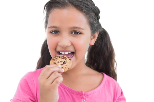 Niedliches kleines Mädchen isst einen Keks — Stockfoto