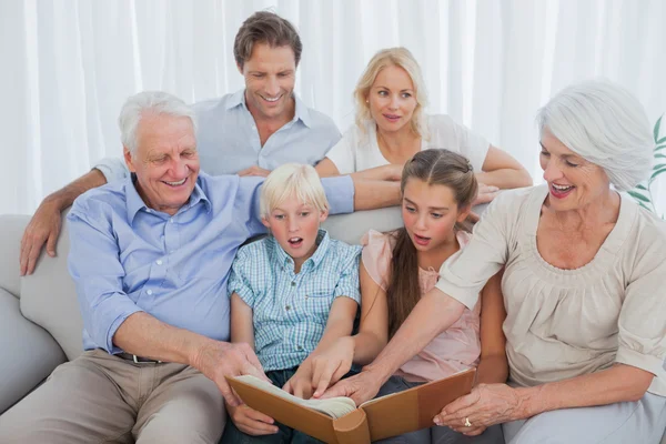 Familia extendida mirando la foto de su álbum —  Fotos de Stock