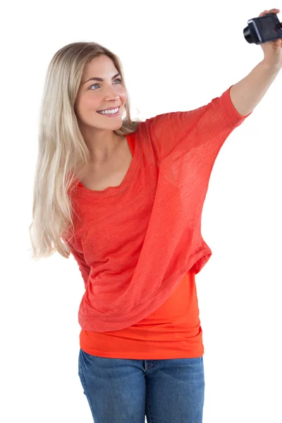 Sorrindo mulher tirando foto de si mesma — Fotografia de Stock