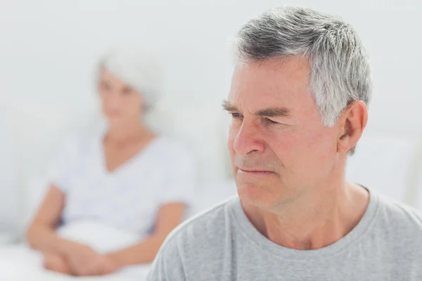 Mann schmollt während eines Konflikts im Bett — Stockfoto